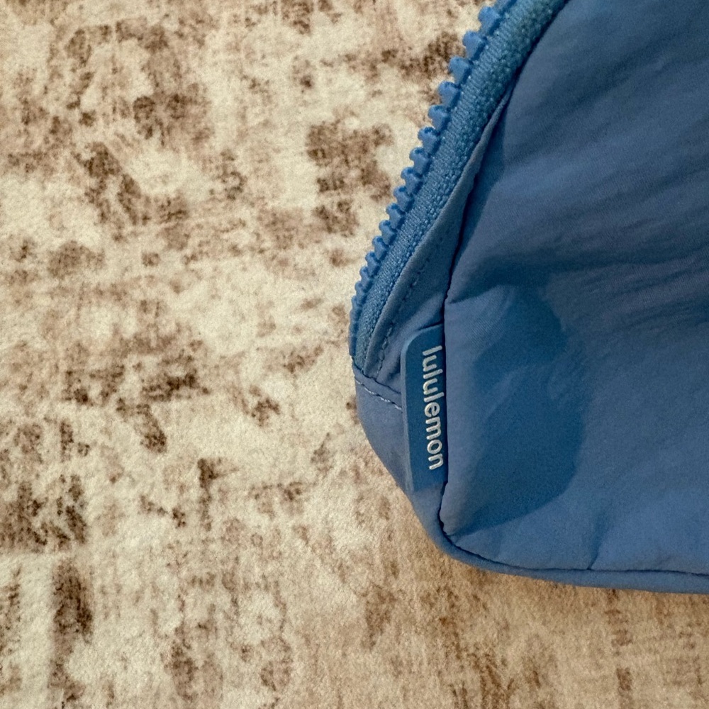 lululemon athletica Aero Blue Everywhere Belt Bag - Picture 5 of 6